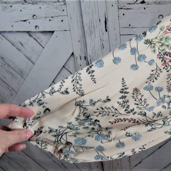 Soft Floral print V-neck Peasant Blouse - Picture 3 of 7